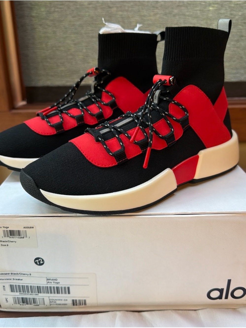 Alo Yoga Women’s Size 8 Black/Cherry Wander Sneaker new with box and dust bag